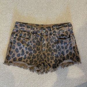 [BLANKNYC] leopard / cheetah jean shorts